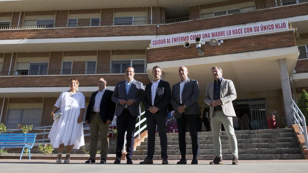 Acto celebrado en la Residencia Hijas de San Camilo con Jesús Blanco y el alcalde de Santa Marta de Tormes, David Mingo