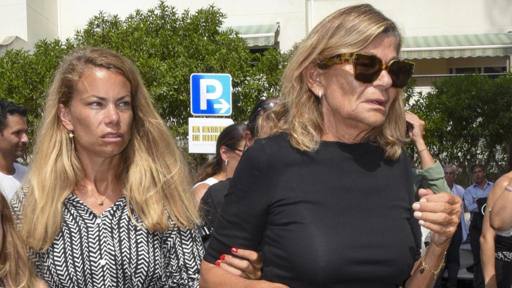 Carla Goyanes y Cari Lapique en la misa funeral de Caritina en Marbella.