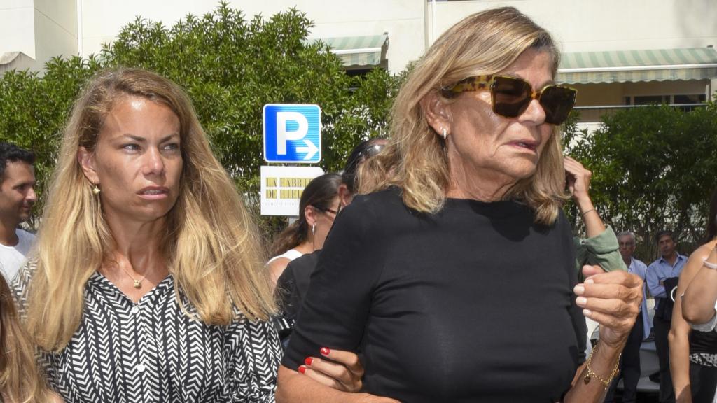 Carla Goyanes y Cari Lapique, devastadas, en la misa funeral por Caritina en el tanatorio de San Pedro de Alcántara.