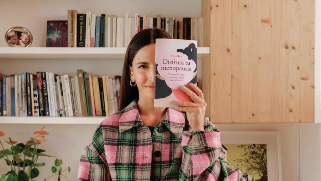 Marta Marcé con su libro, 'Disfruta de tu menopausia'.