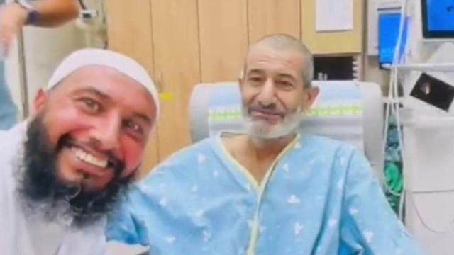 El rehén israelí rescatado este martes Qaid Farhan Alkadi (a la derecha), junto a su hermano en el hospital.