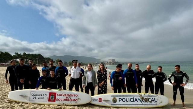 La Policía Local de Vigo se forma en rescate acuático en la Playa de Samil