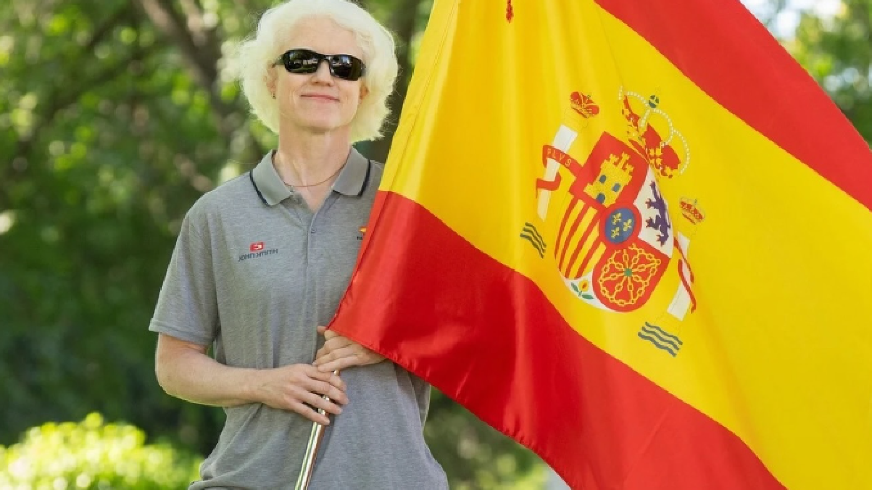 Marta Arce portando la bandera de España tras ser elegida abanderada para la ceremonia inaugural de los Juegos Paralímpicos 2024