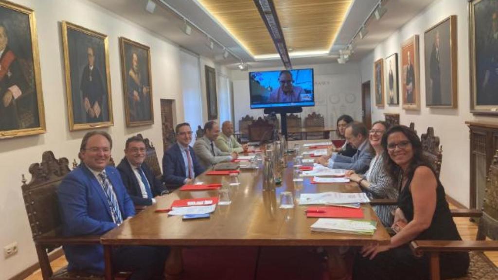 El rector de la Universidad de Salamanca, Juan Manuel Corchado, ha presidido la reunión de trabajo de un equipo de la Universidad de Salamanca con representantes de las fundaciones Consejo España-Asia/Pacífico