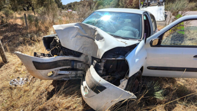 El vehículo tras el accidente en un pueblo de Salamanca