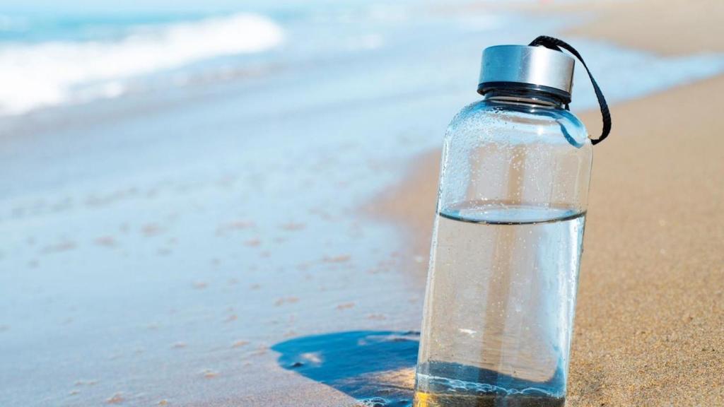 Una botella de agua en la playa