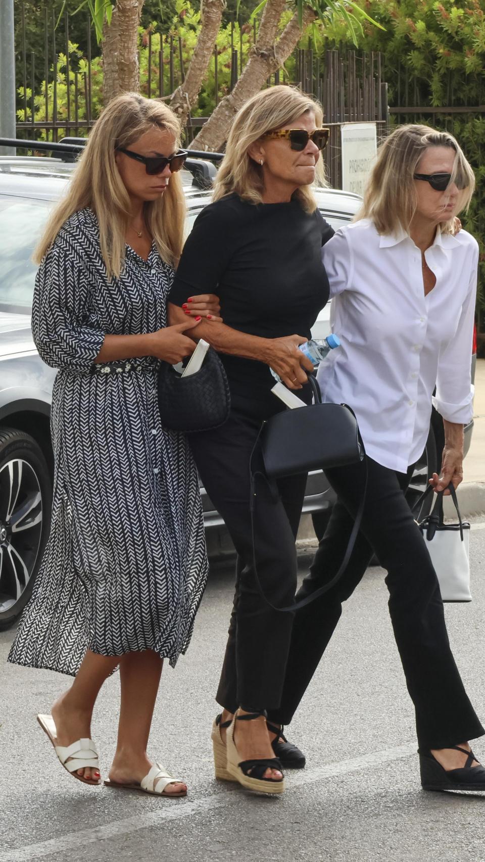 Carla Goyanes junto a su madre, Cari, y la hermana de esta, Miriam Lapique, el 27 de agosto.