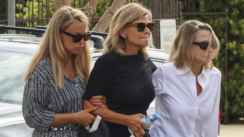 Carla Goyanes con su madre, Cari, y su hermana, Miriam Lapique.