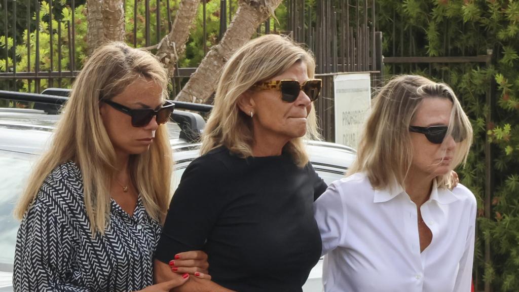 Carla Goyanes con su madre, Cari, y su hermana, Myriam Lapique.
