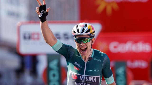 Van Aert celebra su tercera victoria en La Vuelta 2024.