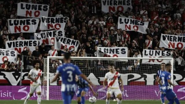 Los aficionados del Rayo Vallecano protestan contra los horarios de los partidos.