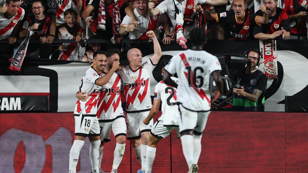 Los jugadores del Rayo celebran el primer gol ante el Barcelona.