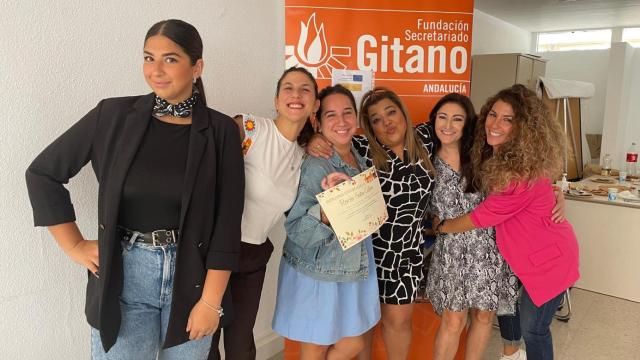 Victoria Santiago, la primera a la izquierda,  junto a sus compañeras del Secretariado Gitano.