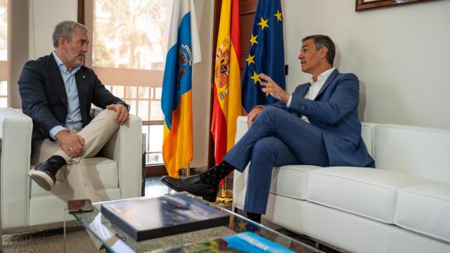 Sánchez, junto al presidente de Canarias, la semana pasada, en la isla de la Palma.