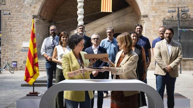 La secretaria general de ERC, Marta Rovira, y la viceprimera secretaria del PSC, Lluïsa Moret, firman el acuerdo para la investidura de Salvador Illa, en Barcelona.