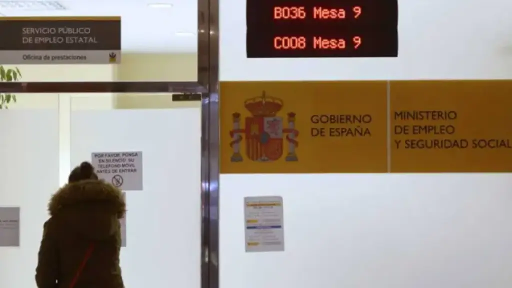 Una mujer entrando en una oficina del SEPE.