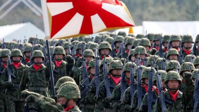 Miembros de la unidad de infantería de las Fuerzas de Autodefensa de Japón marchan durante un desfile.