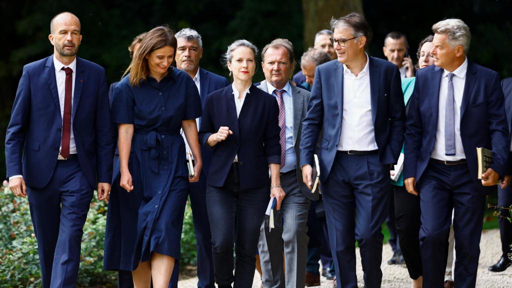 Dirigentes de varios partidos de la izquierda francesa llegando a la primera ronda de consultas con Macron el pasado 23 de agosto.