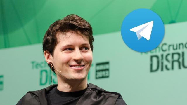 Pavel Durvo, CEO de  Telegram con el logo de la empresa