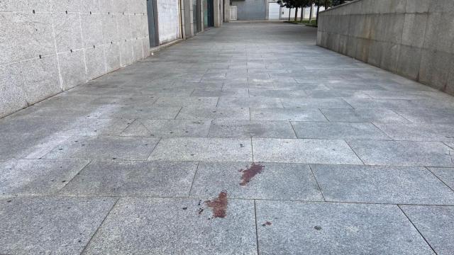 Restos de sangre en la plaza de Alfonso XIII de A Coruña