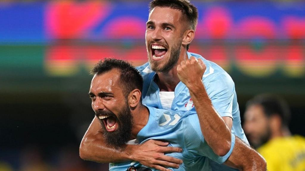 Borja Iglesias y Óscar Mingueza celebran un gol.