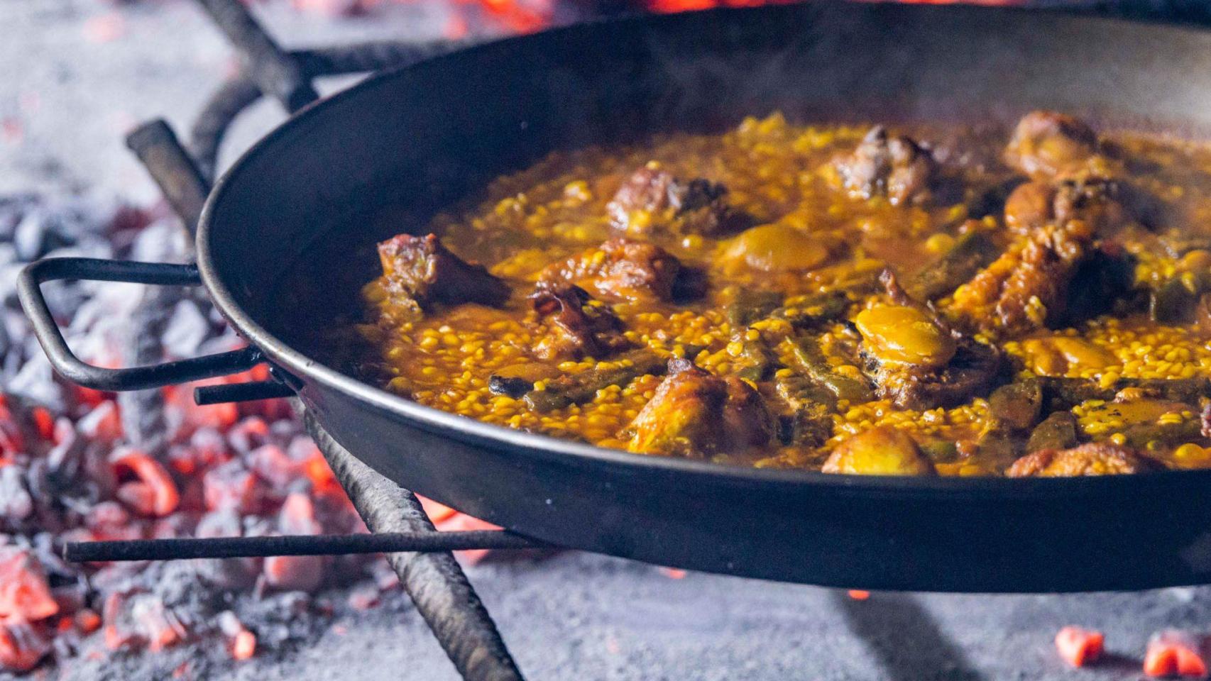 Paella valenciana hecha a leña.