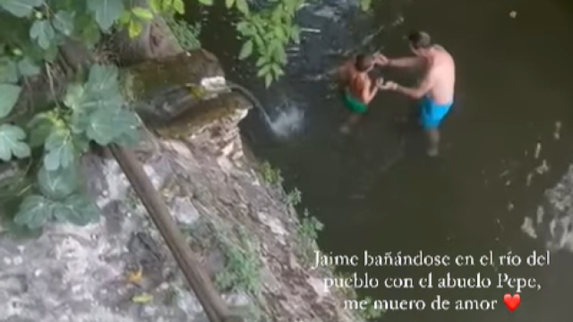 José Bono bañándose con su nieto en Salobre. Foto: Instagram Amelia Bono.