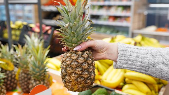 Una ¿sugerente? piña en un supermercado.