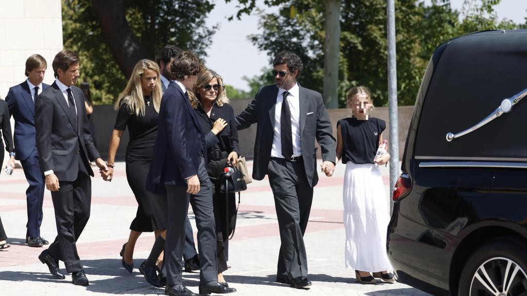 La familia Goyanes Lapique Matos tras el coche fúnebre con los restos mortales de Caritina, rumbo al cementerio.