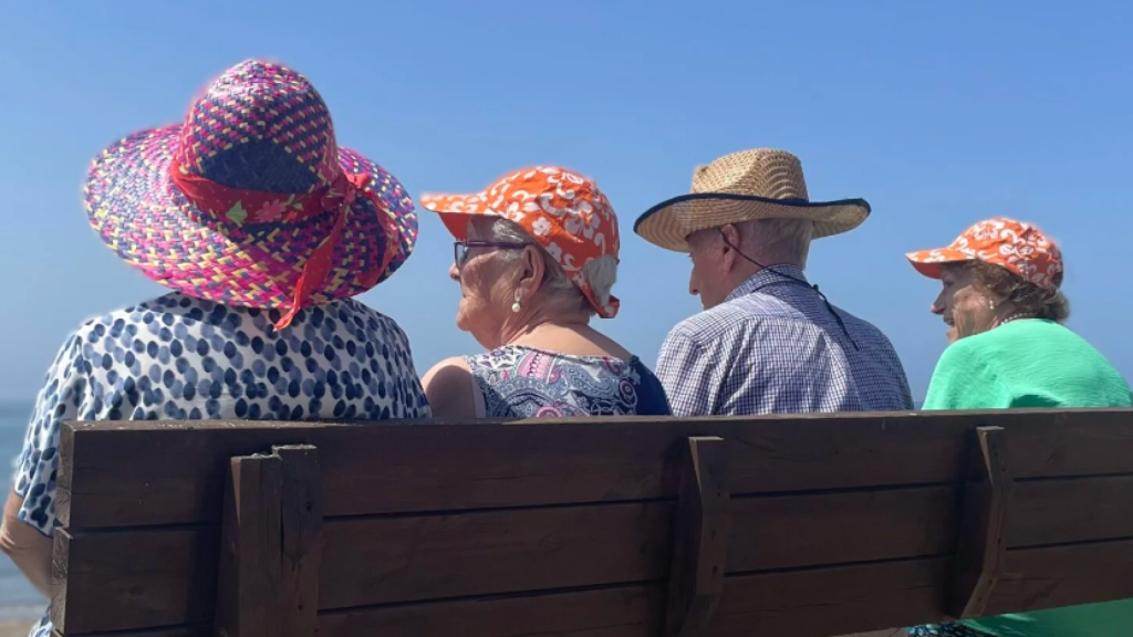 Algunos de los ancianos en la playa.