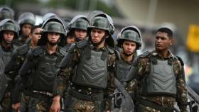 Oficiales del Ejército brasileño en una guardia frente a un campamento de simpatizantes del expresidente Jair Bolsonaro frente al Cuartel General del Ejército, en enero de 2023.