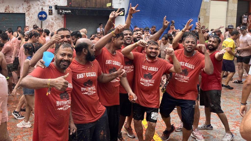 Asistentes a la Tomatina de Buñol 2024 celebran la experiencia. Raquel Granell