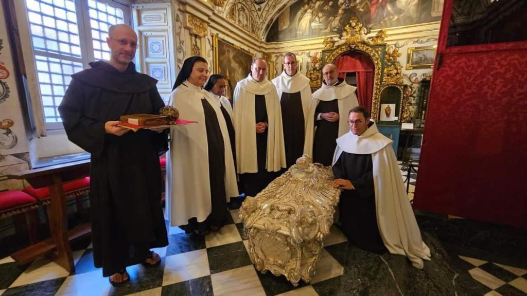 Apertura del sepulcro de Santa Teresa de Jesús