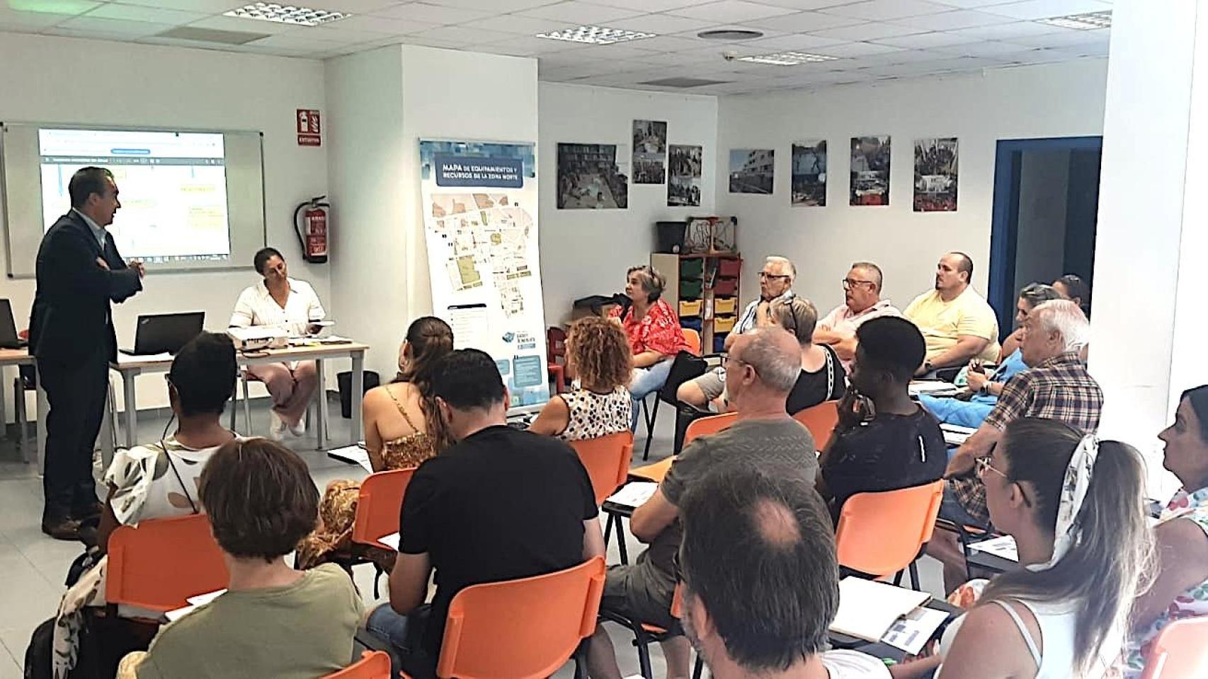 El concejal Antonio Peral, izquierda, en una de las asambleas.