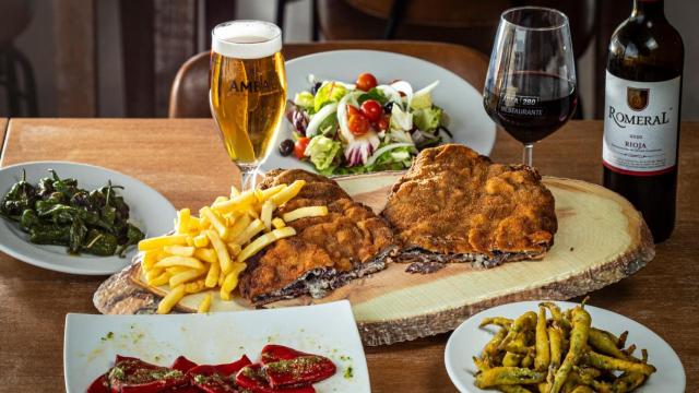 Cachopo acompañado por diferentes platos y vino Rioja.