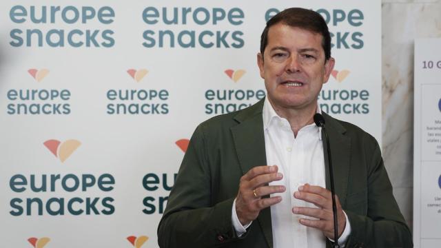 El presidente de la Junta, Alfonso Fernández Mañueco, durante su visita a la planta de Europe Snacks en el municipio vallisoletano de Medina del Campo, este miércoles