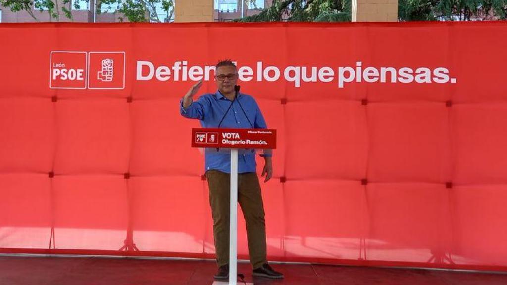 El concejal socialista Andrés Gabella durante un mitin del PSOE en Ponferrada