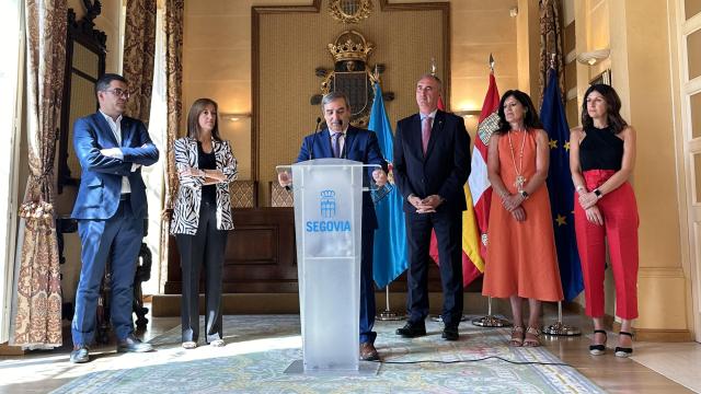 El consejero de Movilidad y Transformación Digital, José Luis Sanz, y el alcalde de Segovia, José Mazarías, durante la firma del protocolo, este miércoles