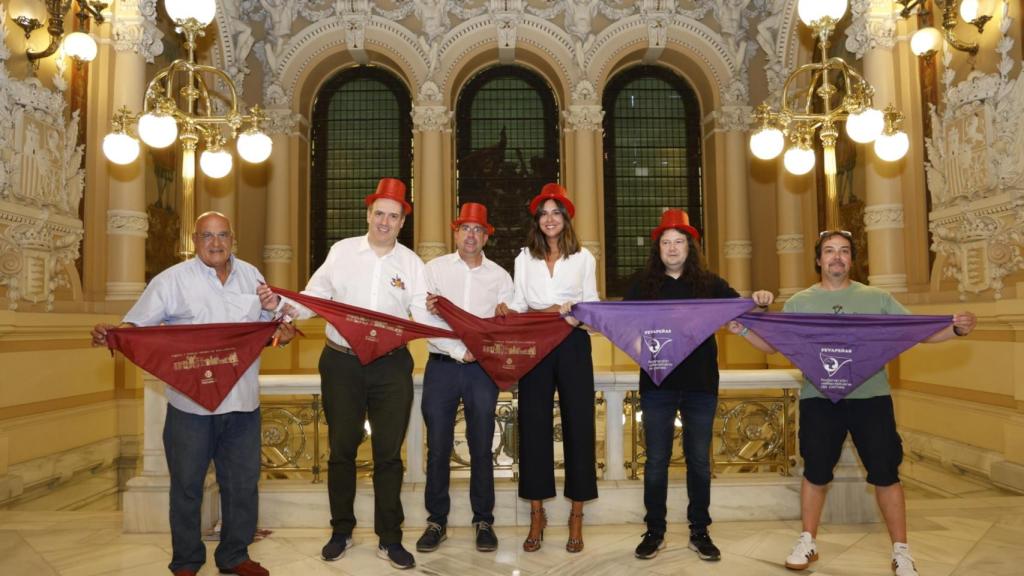 Foto de familia de la presentación de las actividades de las peñas para las fiestas de Valladolid