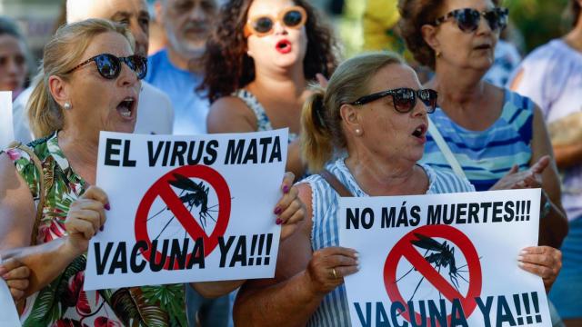 Vecinos de Coria del Río (Sevilla), en una concentración para pedir más controles sobre los mosquitos.