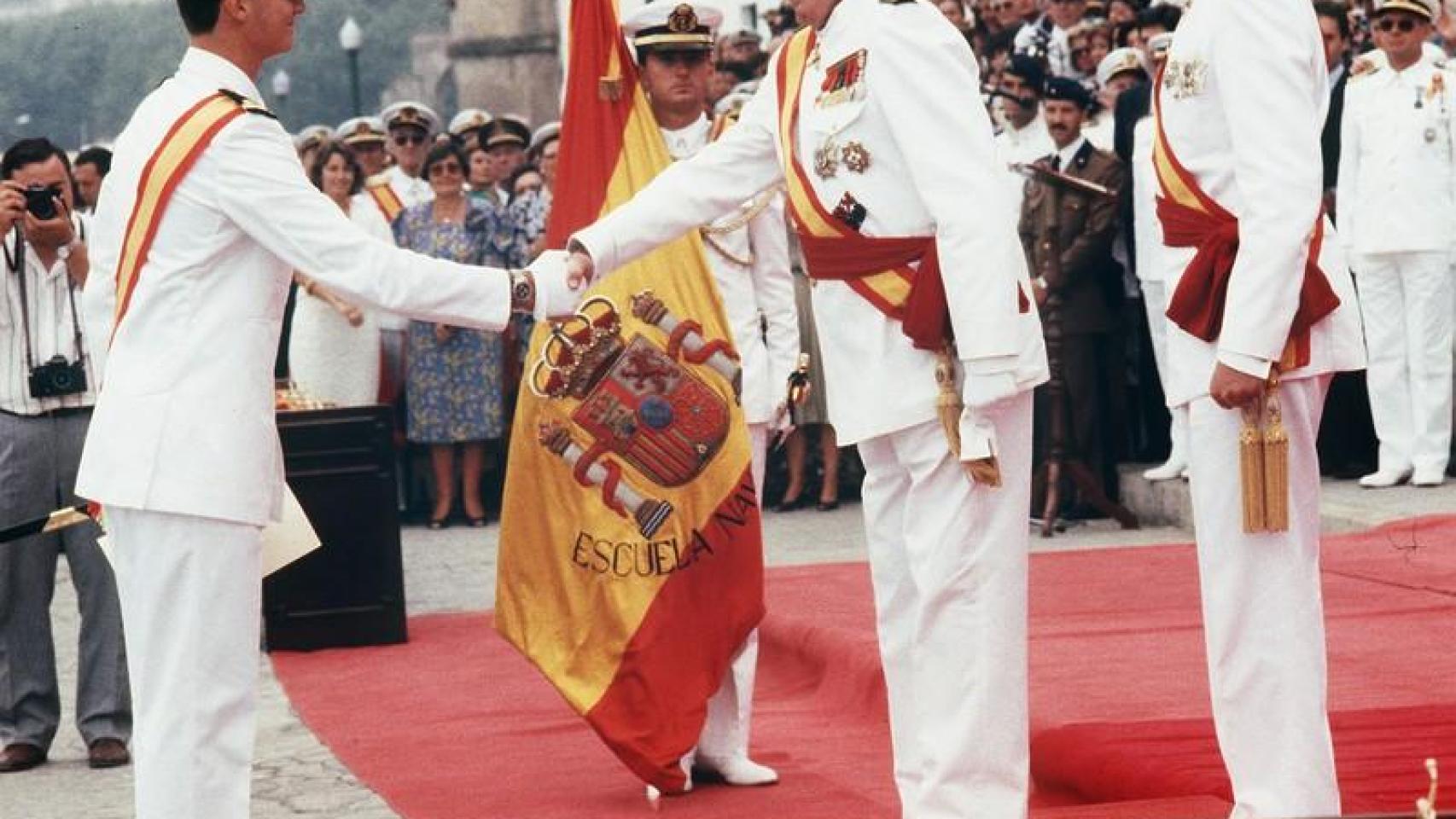 Felipe VI junto a su abuelo paterno tras culminar su formación en la Escuela Naval de Marín.