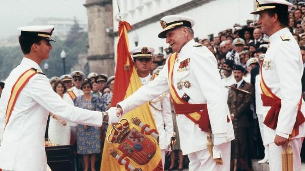 Felipe VI junto a su abuelo paterno tras culminar su formación en la Escuela Naval de Marín.