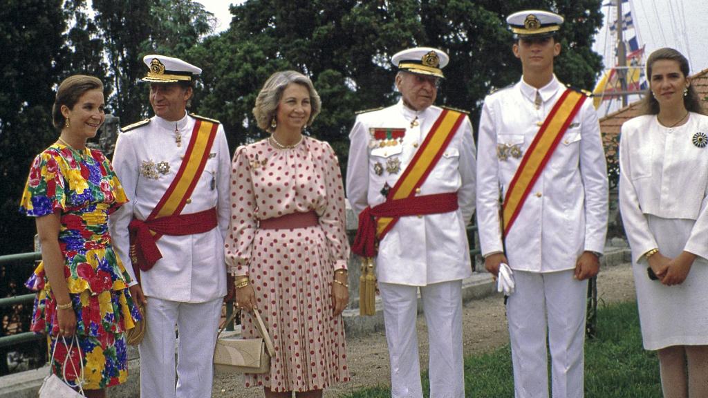 Felipe VI junto a sus padres, su abuelo paterno y hermanas en la Escuela Naval de Marín.