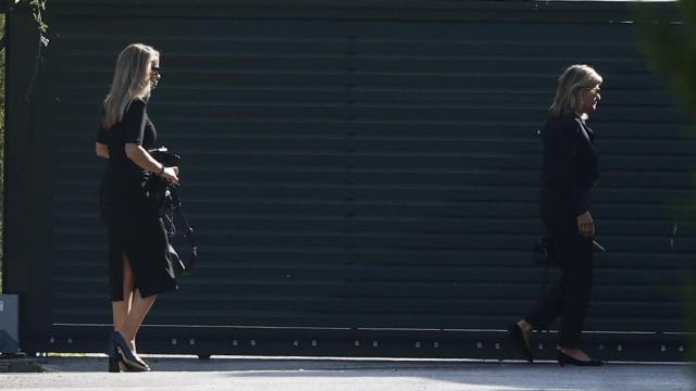 Carla Goyanes y Cari Lapique llegando al tanatorio de La Paz,