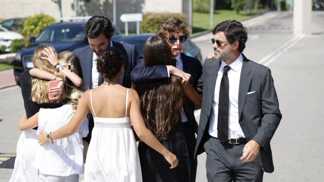 Antonio, viudo de Caritina Goyanes, junto a sus hijos, a las puertas del tanatorio de La Paz, este miércoles 28.