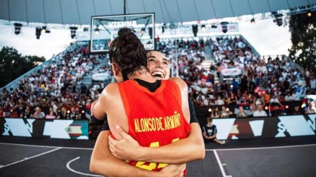 Gracia Alonso recibe un abrazo después de proclamarse campeona de Europa de 3x3 con la selección española.