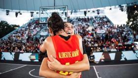 Gracia Alonso recibe un abrazo después de proclamarse campeona de Europa de 3x3 con la selección española.