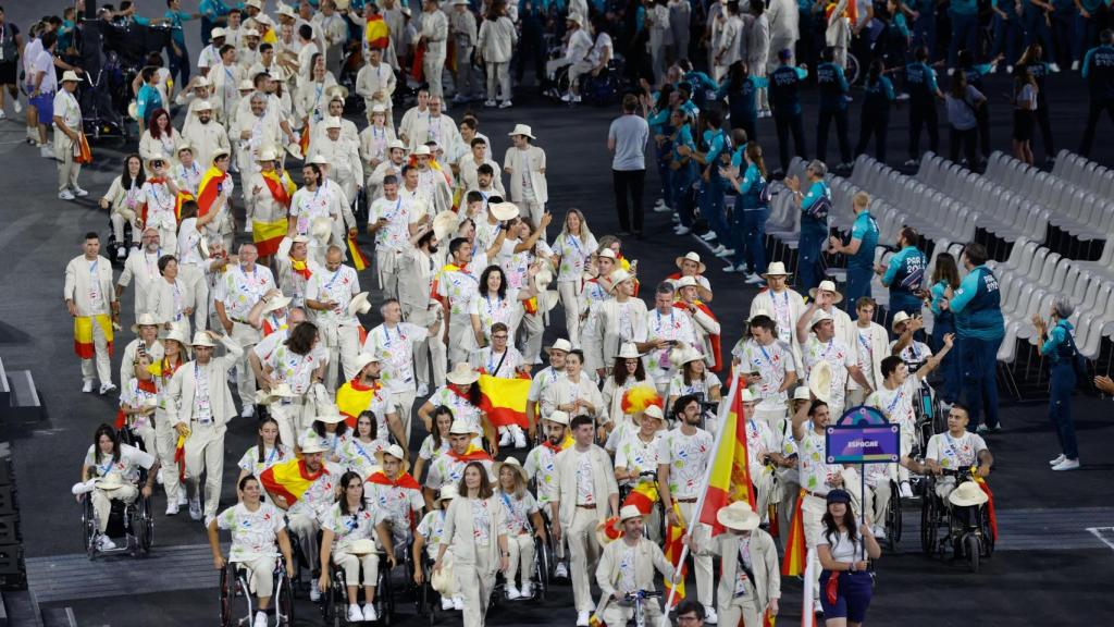 La delegación española desfila por la Plaza de la Concordia en la inauguración de los Juegos Paralímpicos.