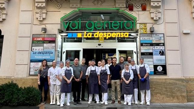 La plantilla del nuevo supermercado La Despensa que ha abierto en el centro comercial Val General de Albacete.