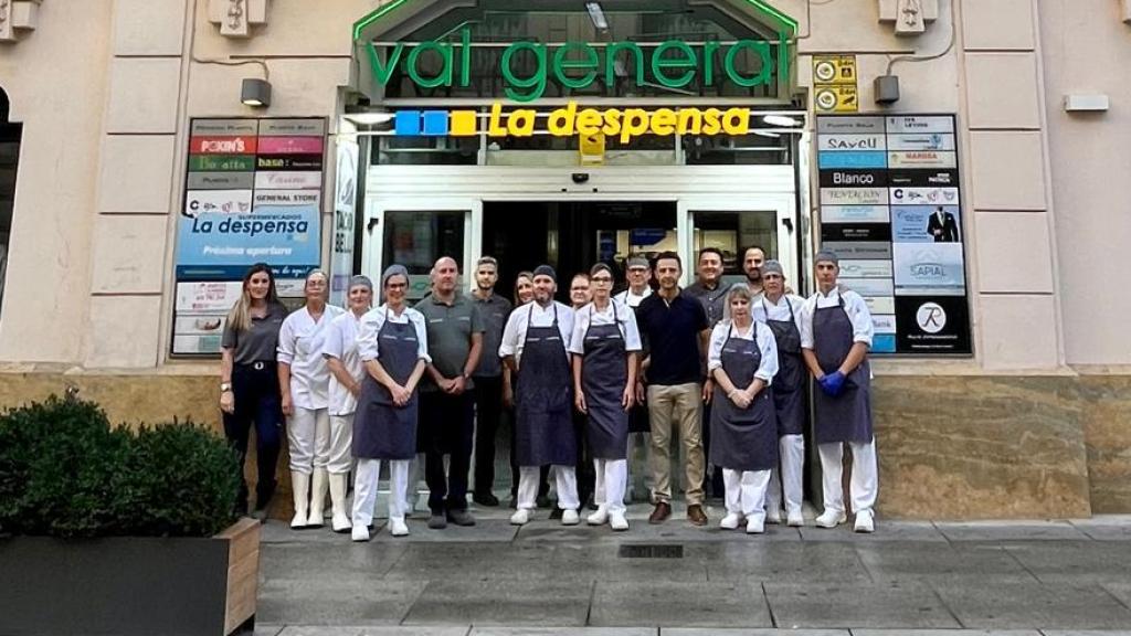 La plantilla del nuevo supermercado La Despensa que ha abierto en el centro comercial Val General de Albacete.